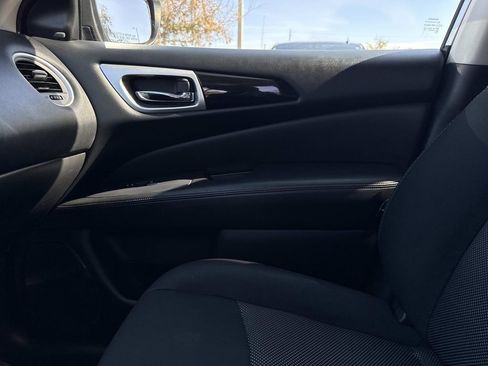 Used 2019 Nissan Pathfinder SV image 31