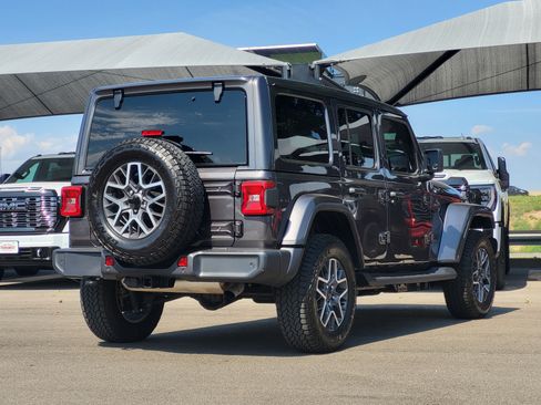 Used 2026 Jeep Wrangler Unlimited Sahara AWD/4WD image 7