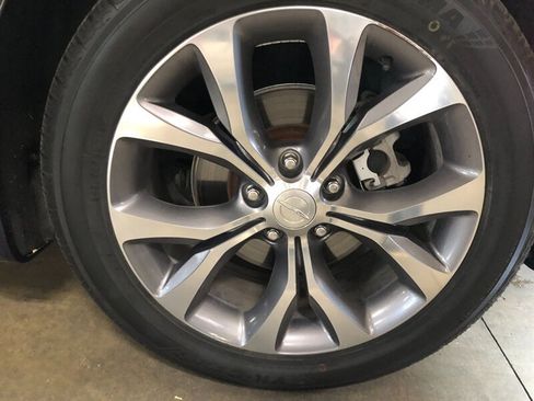 Used 2018 Chrysler Pacifica Limited w/ Tire & Wheel Group FWD image 34