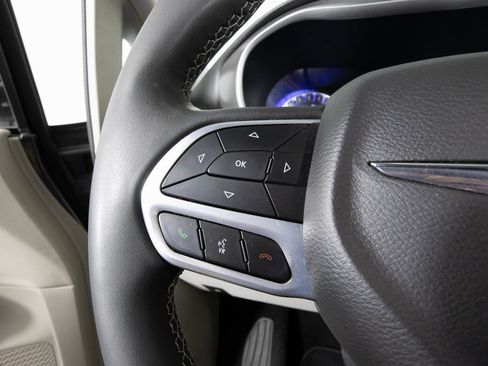 Used 2022 Chrysler Pacifica Touring-L image 31