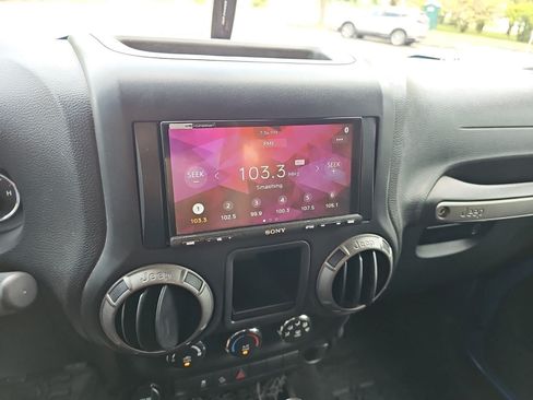 Used 2015 Jeep Wrangler Sport AWD/4WD image 18