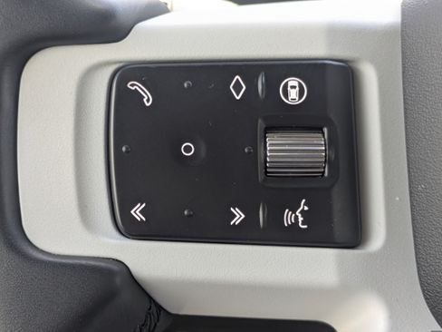 Used 2025 Land Rover Defender 110 X-Dynamic SE AWD/4WD image 25