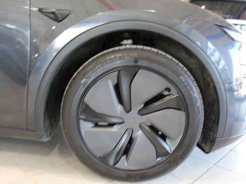 Used 2026 Tesla Model Y Long Range image 9