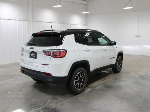 Used 2025 Jeep Compass Trailhawk image 9