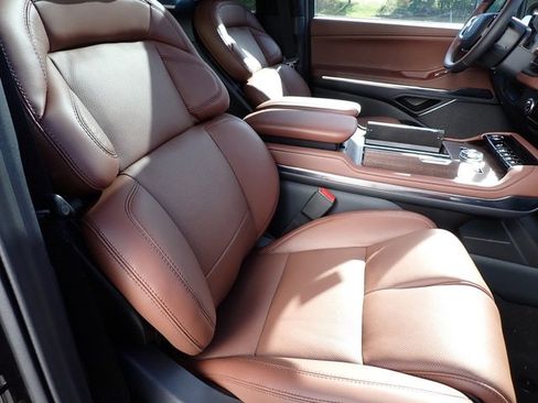 New 2025 Lincoln Navigator L Reserve image 11