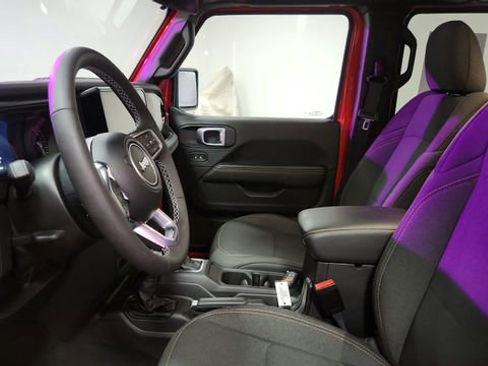 Used 2025 Jeep Wrangler Unlimited Sahara image 9