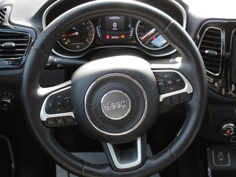 Used 2018 Jeep Compass Latitude FWD image 12