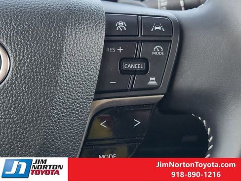 Used 2025 Toyota Camry SE image 28