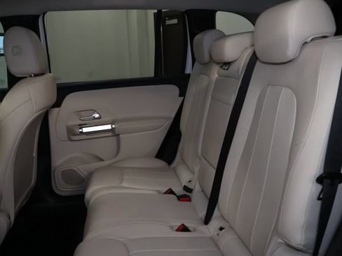 Used 2022 Mercedes-Benz GLB 250 4MATIC w/ Premium Package Lite image 15