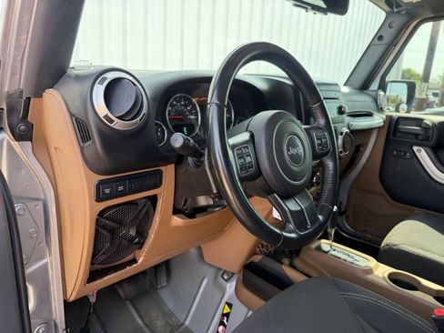 Used 2016 Jeep Wrangler Unlimited Rubicon w/ Connectivity Group AWD/4WD image 17