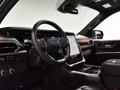 Used 2025 GMC Yukon Denali w/ Sun & Power Step Package image 11