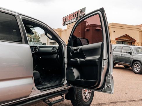 Used 2020 Toyota Tacoma TRD Off-Road w/ TRD Premium Off Road Package AWD/4WD image 59
