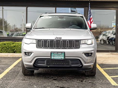 Used 2021 Jeep Grand Cherokee Laredo X AWD/4WD image 2