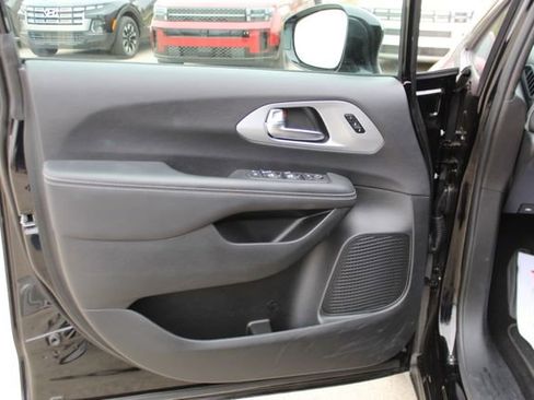 Used 2025 Chrysler Pacifica Limited image 8