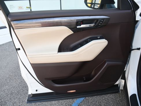 Used 2020 Toyota Highlander Platinum image 10