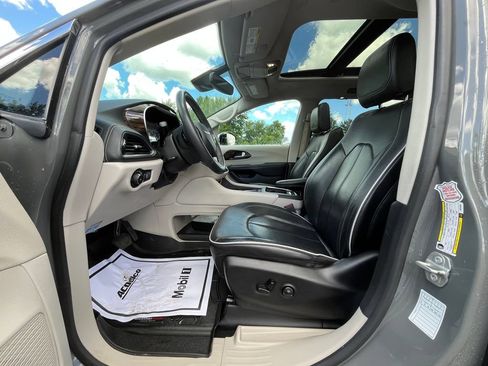 Used 2023 Chrysler Pacifica Limited FWD image 10