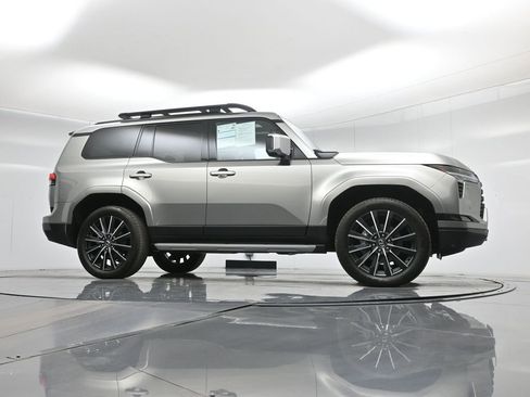 Used 2025 Lexus GX 550 w/ Accessory Package (2T) image 2