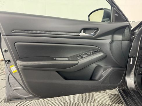 Used 2025 Nissan Altima 2.5 SV FWD image 9