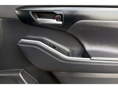 Certified 2025 Toyota Highlander XLE FWD image 21