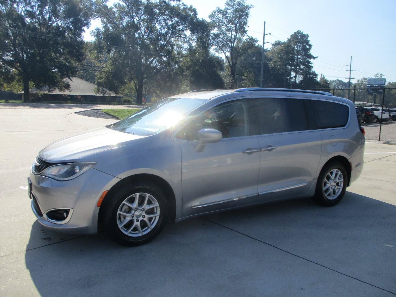 Used 2020 Chrysler Pacifica Touring-L FWD image 6