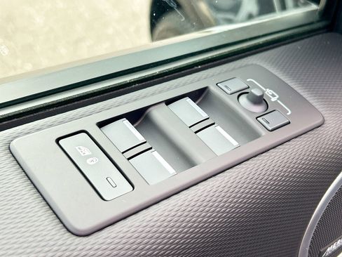 New 2025 Land Rover Discovery Dynamic SE image 17