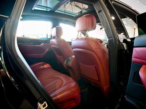 Used 2020 Maserati Levante image 22