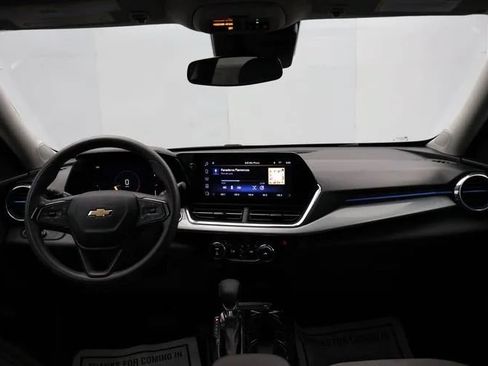 Used 2025 Chevrolet Trax LT FWD image 19