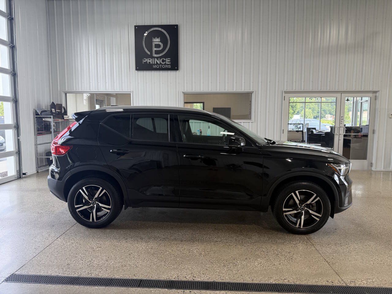 Used 2023 Volvo XC40 B4 Core FWD image 5