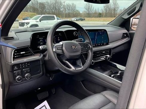 Used 2025 Chevrolet Suburban Z71 AWD/4WD image 17