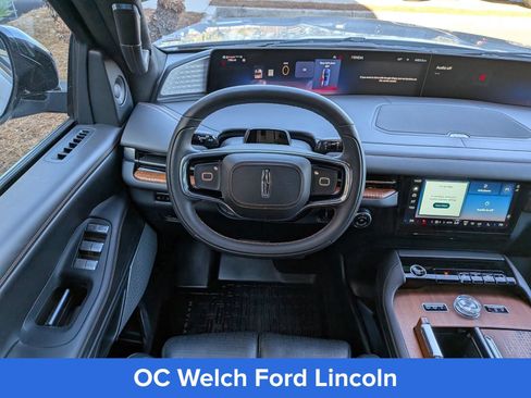 Certified 2025 Lincoln Navigator Black Label AWD/4WD image 18