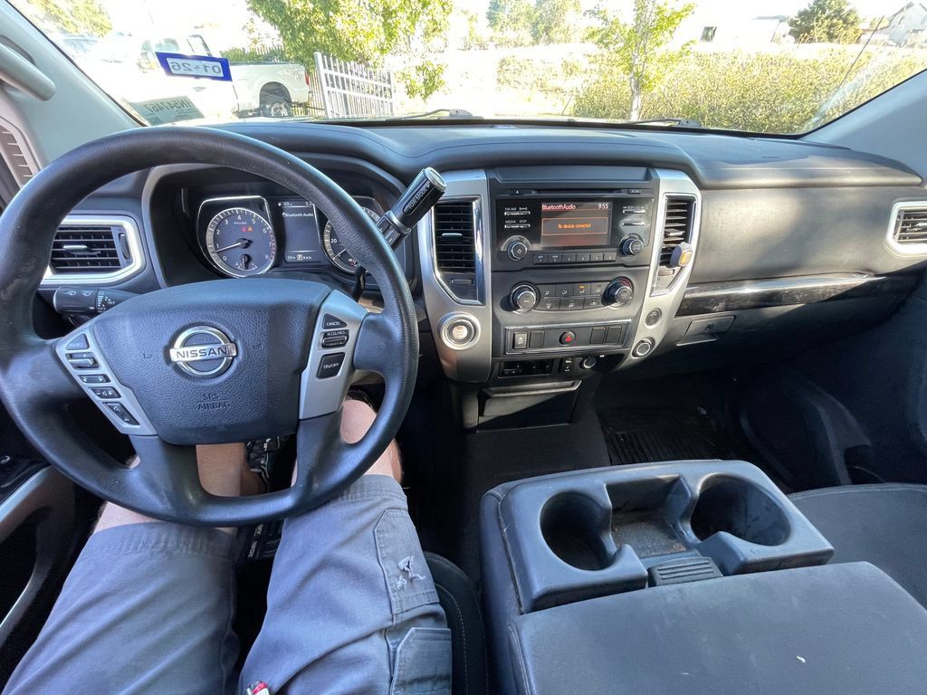 Used 2017 Nissan Titan SV RWD image 4