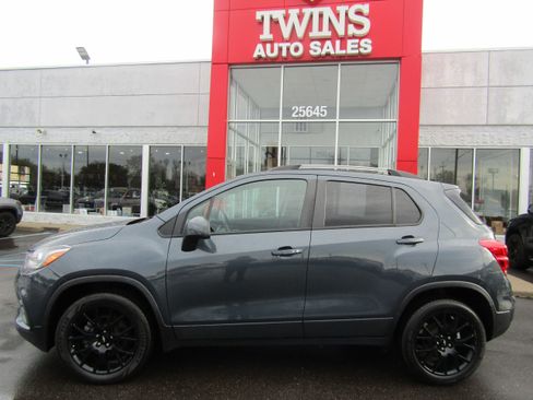 Used 2022 Chevrolet Trax LT w/ Sport Edition AWD/4WD image 2