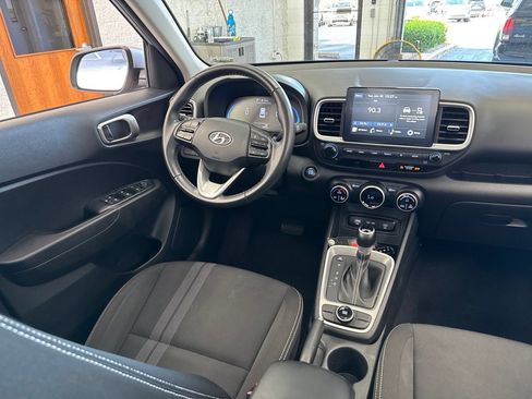 Used 2025 Hyundai Venue SEL FWD image 45