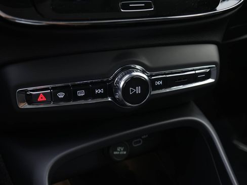 Used 2025 Volvo XC40 B5 Ultra w/ Protection Package Premier image 12