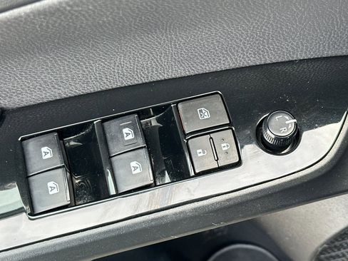 Used 2017 Toyota Prius Prime Premium image 12