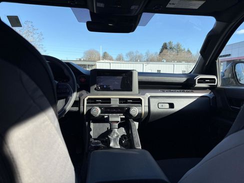Used 2025 Toyota Tacoma TRD Off-Road image 23