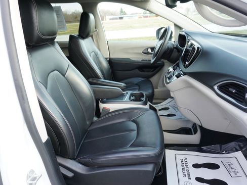 Used 2023 Chrysler Pacifica Touring-L FWD image 23