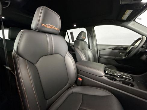 Used 2025 Honda Pilot TrailSport image 41