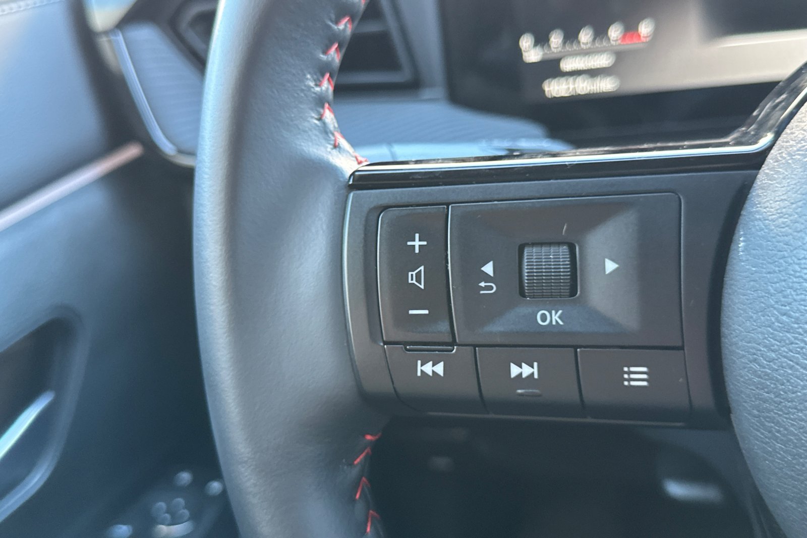 Used 2025 Nissan Kicks SR AWD/4WD image 34