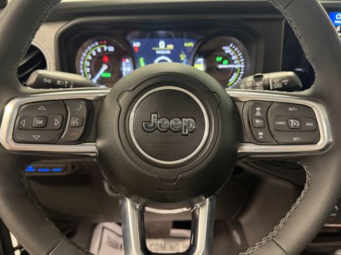 Used 2025 Jeep Wrangler Unlimited Sahara AWD/4WD image 13