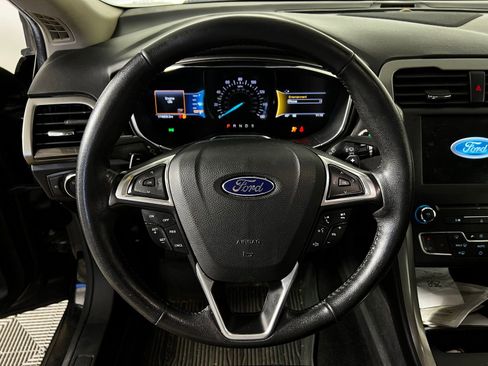 Used 2017 Ford Fusion SE w/ Fusion SE Technology Package image 9