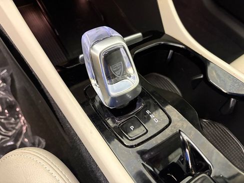 Used 2024 Volvo XC40 B5 Plus w/ Climate Package AWD/4WD image 32