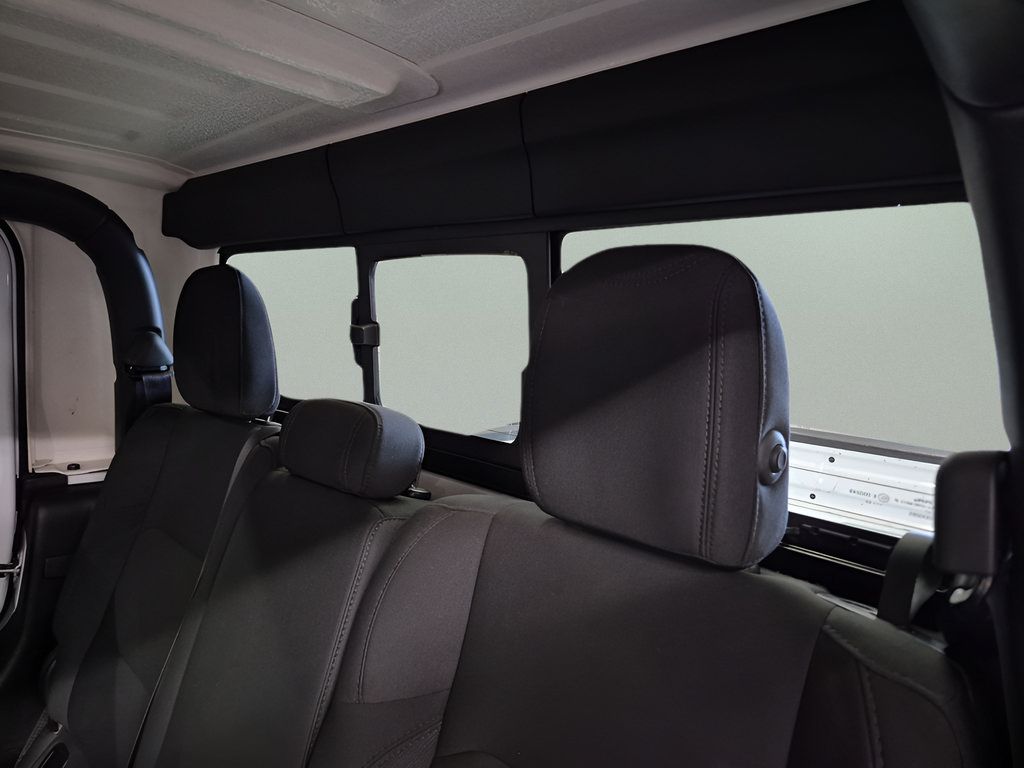 Used 2023 Jeep Gladiator Overland AWD/4WD image 13