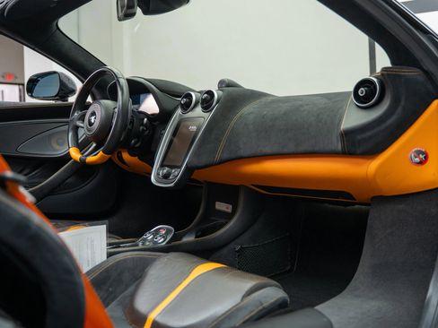 Used 2019 McLaren 570S Spider image 32