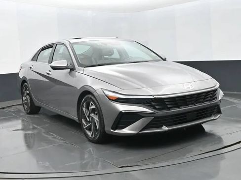 Used 2024 Hyundai Elantra Limited FWD image 2