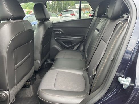 Used 2022 Chevrolet Trax LT w/ LT Convenience Package image 13