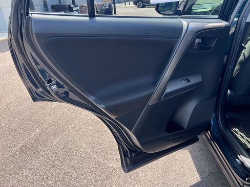 Used 2018 Toyota RAV4 LE AWD/4WD image 19