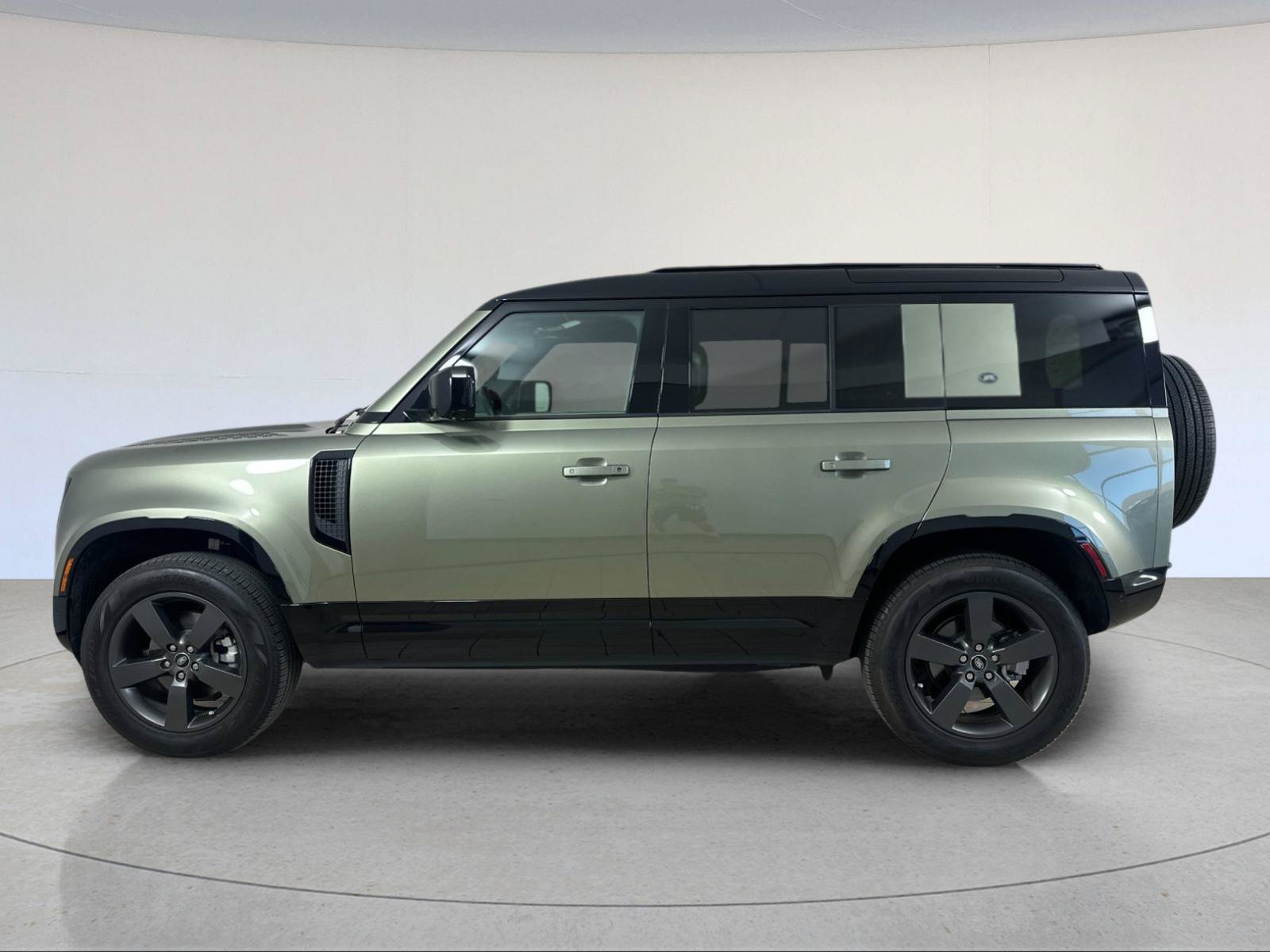 Used 2023 Land Rover Defender 110 S AWD/4WD image 3