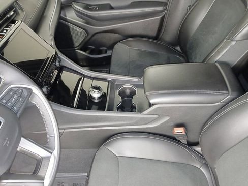 Used 2025 Jeep Grand Cherokee Altitude image 17