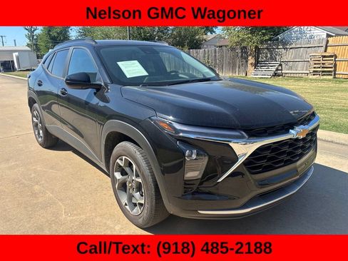 Used 2026 Chevrolet Trax LT w/ LT Convenience Package FWD image 3
